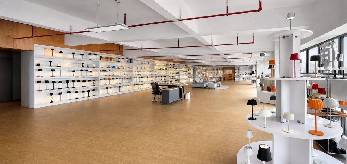 Jianbian Lighting showroom with commercial hospitality lamp displays