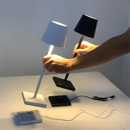 Nordic Indoor Outdoor Metal Lampada da tavolo Led Hotel Restaurant Lampe De Table With Contact Charging Base